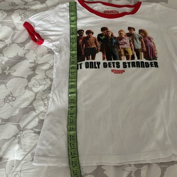 Stranger Things It Only Gets Stranger official Netflix fitted tee M/L - Picture 10 of 11